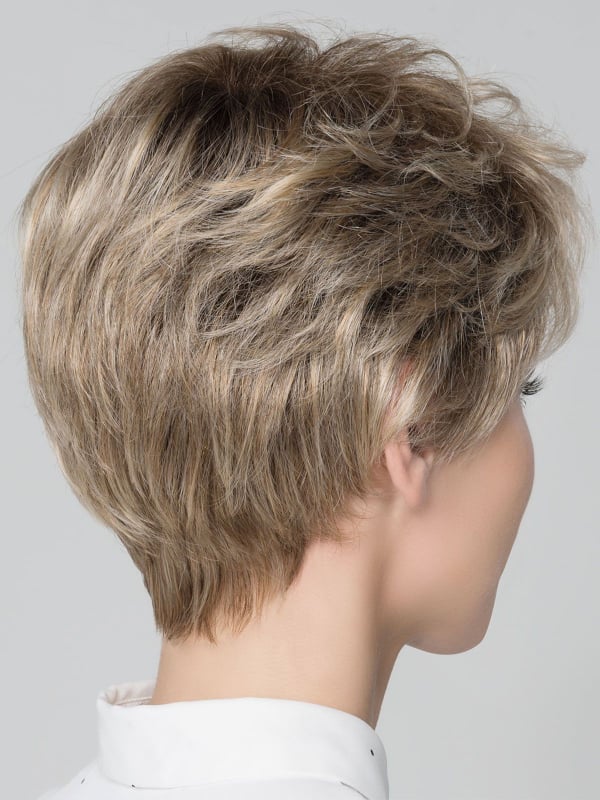 Perruque Alba Comfort courte dégradée avec effet rooted (racines foncées), look moderne et naturel, idéale au quotidien.