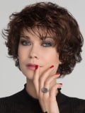 Perruque Alexis Ellen Wille : coupe ondulée chic, volume naturel, effet rooted (racines foncées) et mix (balayage)