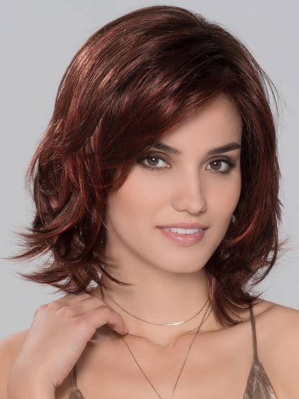 Adoptez Casino Mono Part : perruque mi‑longue aux pointes effilées, racines foncées et balayage mix