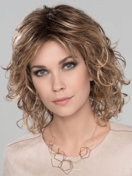 Admirez la perruque Cat : ondulations sauvages, volume et finition 'rooted' ou 'mix'.