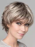 Perruque Club 10 rooted mix : volume à l’arrière, effet racines foncées et balayage de mèches, style coiffé-décoiffé