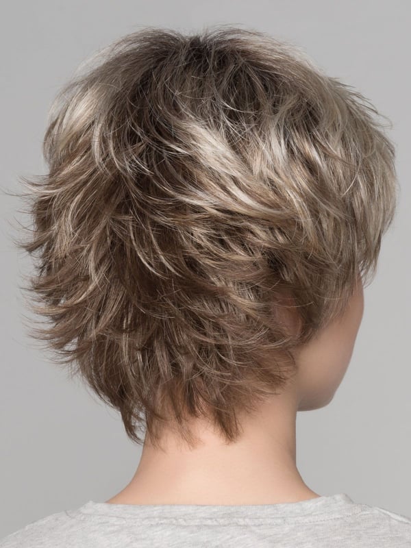 Perruque Club 10 rooted mix : volume à l’arrière, effet racines foncées et balayage de mèches, style coiffé-décoiffé