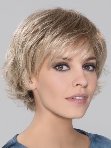 Perruque Date courte dégradée — adoptez un look coiffé-décoiffé