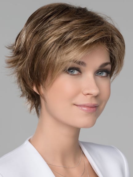 Flip Mono — perruque courte chic et sportive, nuque dégagée, pointes effilées (rooted, mix)