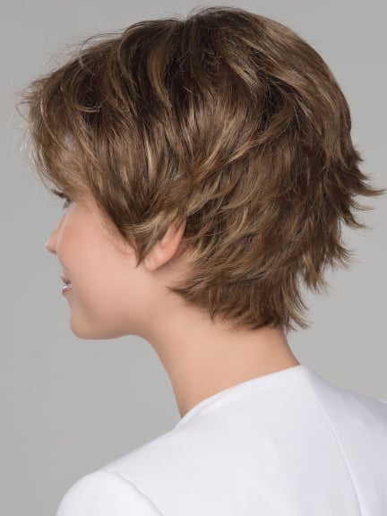 Flip Mono — perruque courte chic et sportive, nuque dégagée, pointes effilées (rooted, mix)