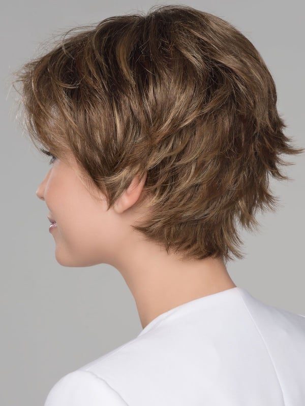 Perruque Flip Mono courte, nuque dégagée, pointes effilées arrière pour un volume naturel chic et sportif
