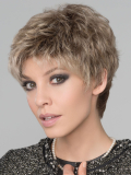 Perruque Foxy coupe courte dégradée effilée, effet racines foncées rooted et balayage mix, pour un look naturel et dynamique.