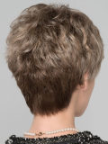 Perruque Foxy coupe courte dégradée effilée, effet racines foncées rooted et balayage mix, pour un look naturel et dynamique.