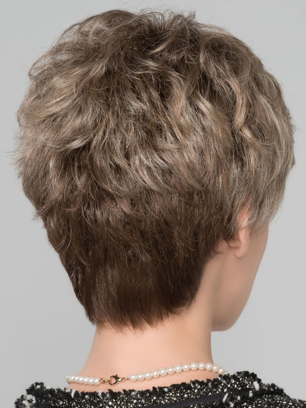 Perruque Foxy coupe courte dégradée effilée, effet racines foncées rooted et balayage mix, pour un look naturel et dynamique.