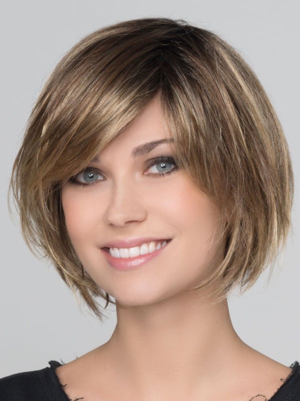 Perruque Fresh Mono Part : carré lisse dégradé avec volume naturel, frange sur le côté, rendu discret et féminin