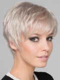 Perruque Light Mono Ellen Wille courte : coupe classique, frange légère, nuque longue, effet rooted/mix pour un look naturel