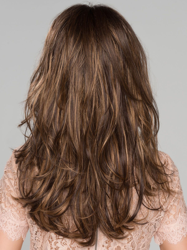 Perruque Pretty Hair Power : boucles Hollywood et frange épaisse, volume chic avec effet racines foncées ou balayage mix.