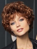 Perruque Long Classic Lady Gisela Mayer : coupe courte structurée, boucles naturelles, effet relief et mouvement souple