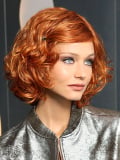 Perruque Modern Curl bouclée : ondulations glamour et volume naturel, couleur New Orange Red sur le mannequin