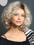 Perruque Modern Curl Long : longues ondulations, volume naturel, look glamour. Couleur mannequin 23/88/14+12.