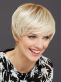 Perruque Cosmo Artego Mono Gisela Mayer : coupe courte féminine, frange couvrante et rendu naturel grâce au bonnet aéré.