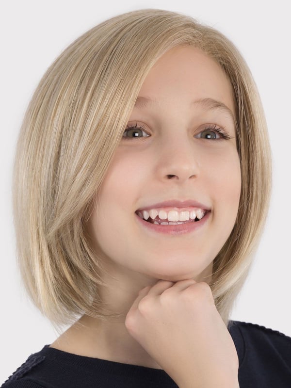 Perruque enfant Eli mi-longue, coupe carré effilée, tour de tête 52-54 cm ajustable, rendu naturel et confortable.