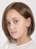 Perruque enfant Eli mi-longue, coupe carré effilée, tour de tête 52-54 cm ajustable, rendu naturel et confortable.