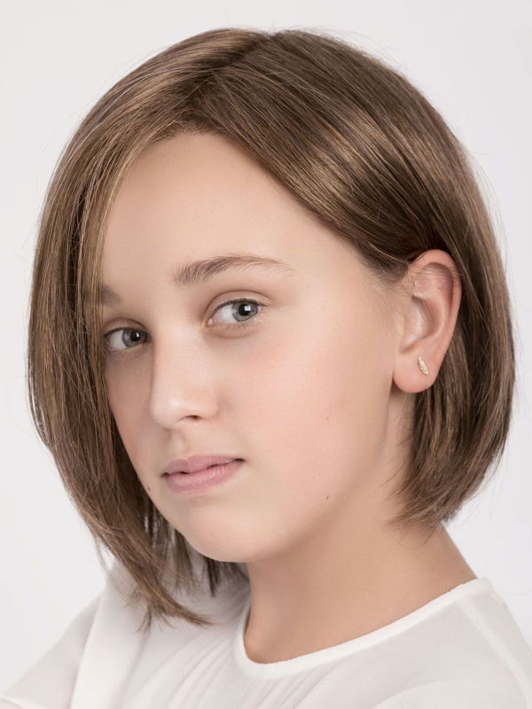 Perruque enfant Eli mi-longue, coupe carré effilée, tour de tête 52-54 cm ajustable, rendu naturel et confortable.
