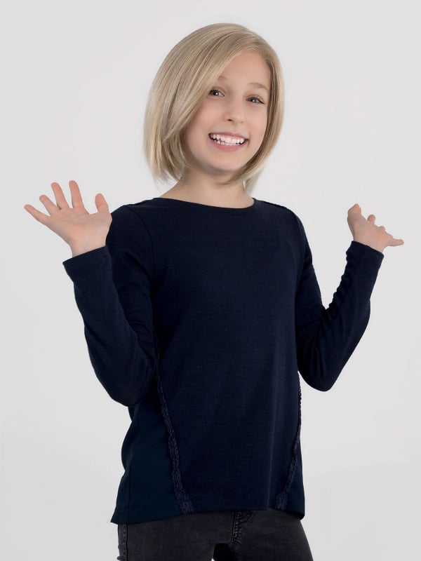 Perruque enfant Eli mi-longue, coupe carré effilée, tour de tête 52-54 cm ajustable, rendu naturel et confortable.
