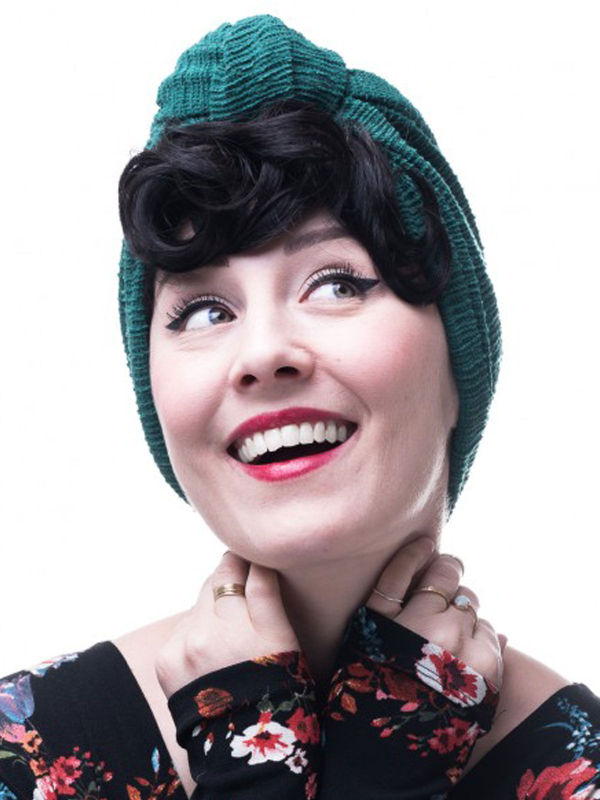 Frange bouclée adulte en fibre synthétique à glisser sous turban ou foulard, avec maintien breveté adapté à l’alopécie.