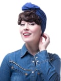 Frange bouclée adulte en fibre synthétique à glisser sous turban ou foulard, avec maintien breveté adapté à l’alopécie.