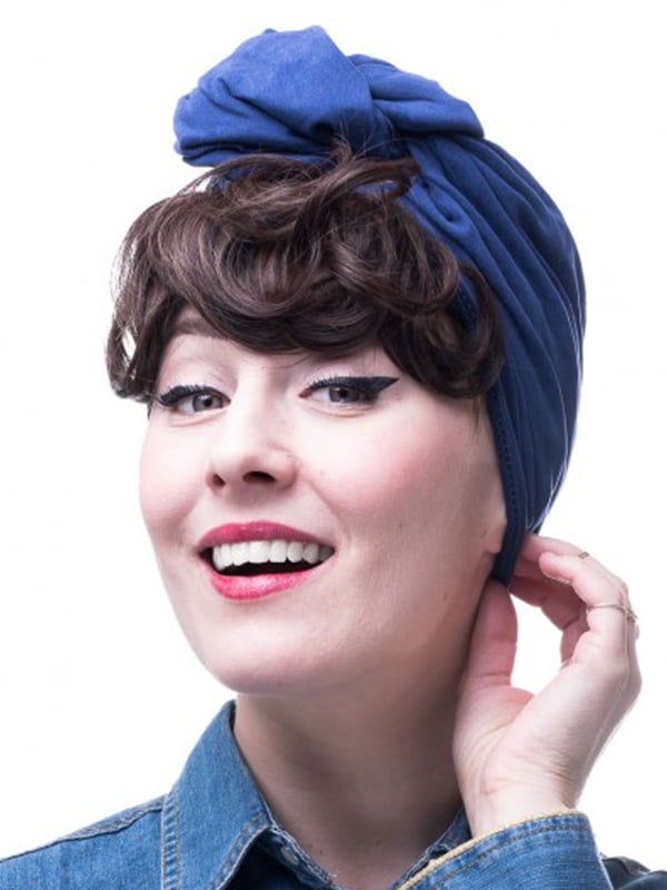 Frange bouclée adulte en fibre synthétique à glisser sous turban ou foulard, avec maintien breveté adapté à l’alopécie.