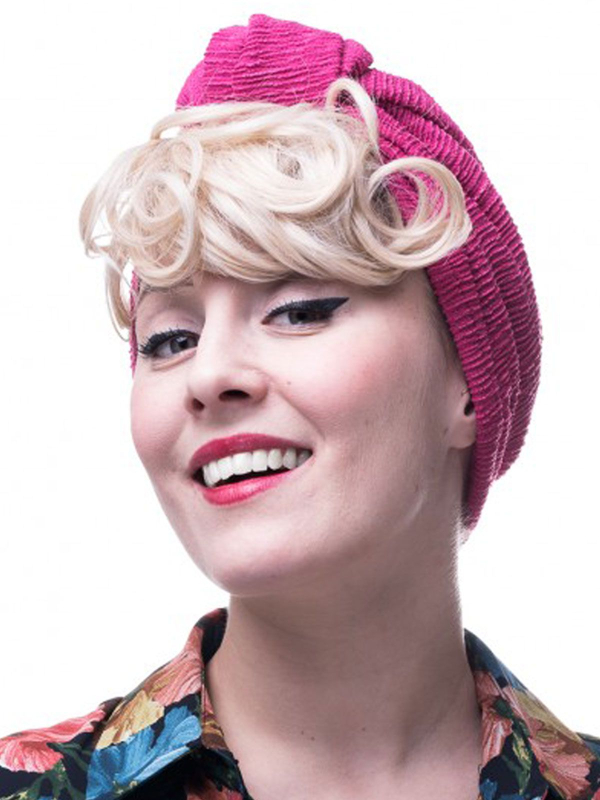 Frange bouclée adulte en fibre synthétique à glisser sous turban ou foulard, avec maintien breveté adapté à l’alopécie.
