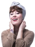 Frange bouclée adulte en fibre synthétique à glisser sous turban ou foulard, avec maintien breveté adapté à l’alopécie.