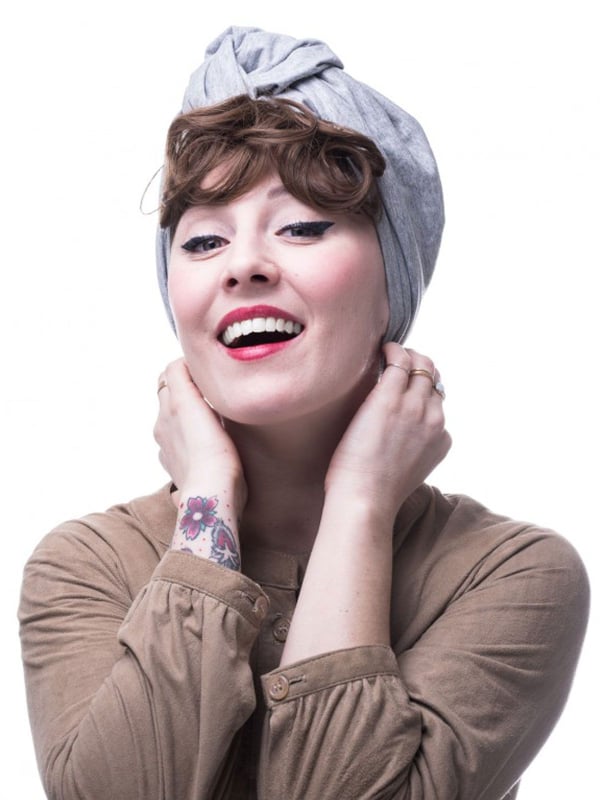 Frange bouclée adulte en fibre synthétique à glisser sous turban ou foulard, avec maintien breveté adapté à l’alopécie.