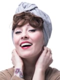 Frange bouclée adulte en fibre synthétique à glisser sous turban ou foulard, avec maintien breveté adapté à l’alopécie.