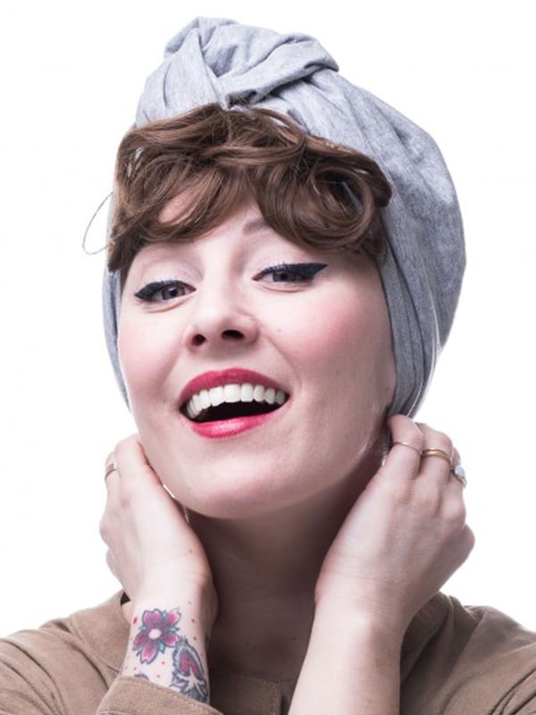 Frange bouclée adulte en fibre synthétique à glisser sous turban ou foulard, avec maintien breveté adapté à l’alopécie.