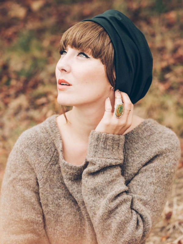 Frange adulte coupe droite style Louise Brooks en fibre synthétique, maintien breveté Les Franjynes, idéale sous turban ou foula