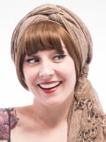 Frange adulte coupe droite style Louise Brooks en fibre synthétique, maintien breveté Les Franjynes, idéale sous turban ou foula