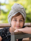 Frange lisse Les Franjynettes pour enfant, fibre synthétique douce, maintien breveté Les Franjynes, idéale sous turban ou bonnet