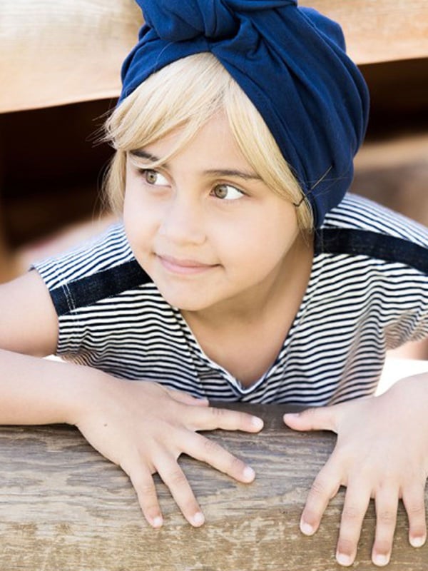 Frange lisse Les Franjynettes pour enfant, fibre synthétique douce, maintien breveté Les Franjynes, idéale sous turban ou bonnet