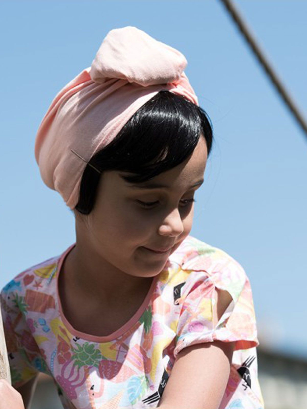 Frange lisse Les Franjynettes pour enfant, fibre synthétique douce, maintien breveté Les Franjynes, idéale sous turban ou bonnet