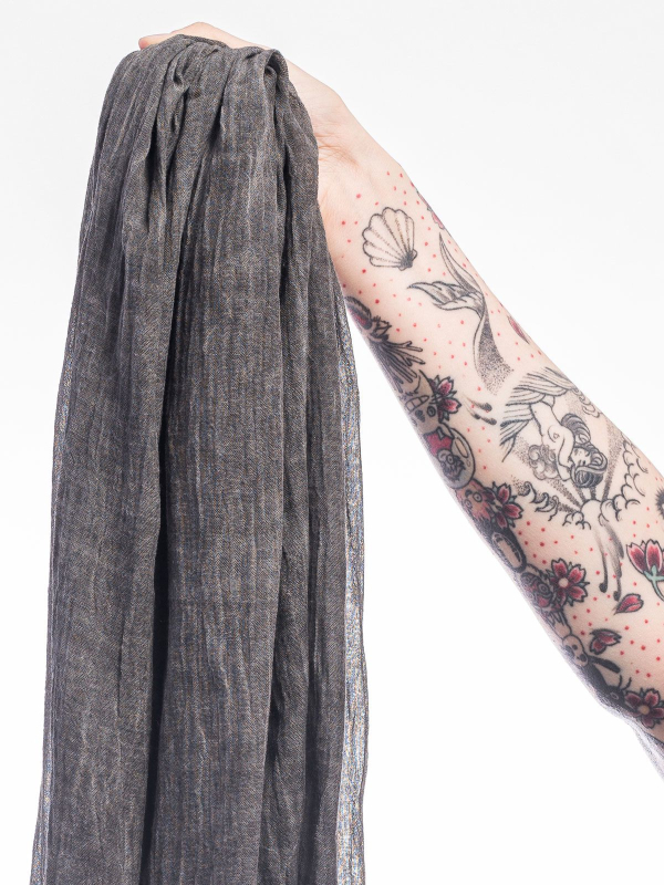 Madame Grey — foulard/turban gris foncé en coton gaze, à nouer de multiples façons