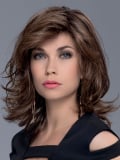 Perruque Ellen Wille Alive Mono Part mi-longue dégradée, effet naturel avec racines foncées (rooted) et balayage (mix).
