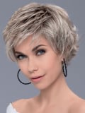 Perruque Raise rooted mix : coupe courte effilée dégradée, volume léger et effet racines foncées pour un rendu naturel.