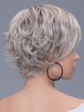 Perruque Raise rooted mix : coupe courte effilée dégradée, volume léger et effet racines foncées pour un rendu naturel.