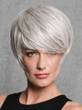 Découvrez l'Angled Cut : perruque courte White Hair, frange punk‑chic