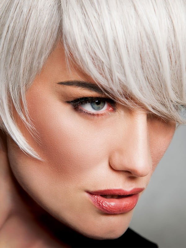 Découvrez l'Angled Cut : perruque courte White Hair, frange punk‑chic