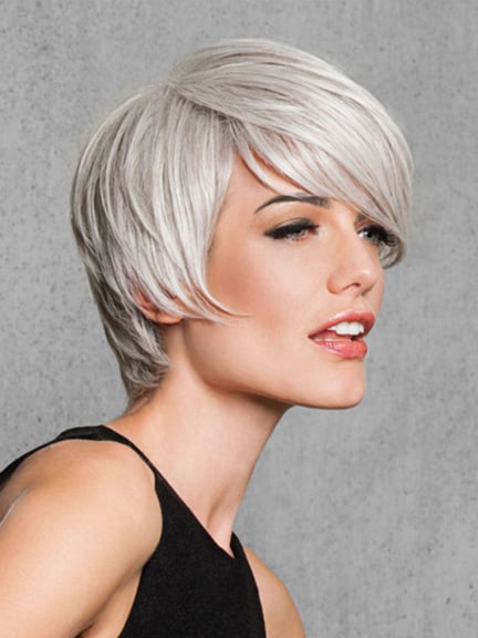 Découvrez l'Angled Cut : perruque courte White Hair, frange punk‑chic