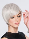 Découvrez l'Angled Cut : perruque courte White Hair, frange punk‑chic