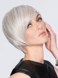 Découvrez l'Angled Cut : perruque courte White Hair, frange punk‑chic