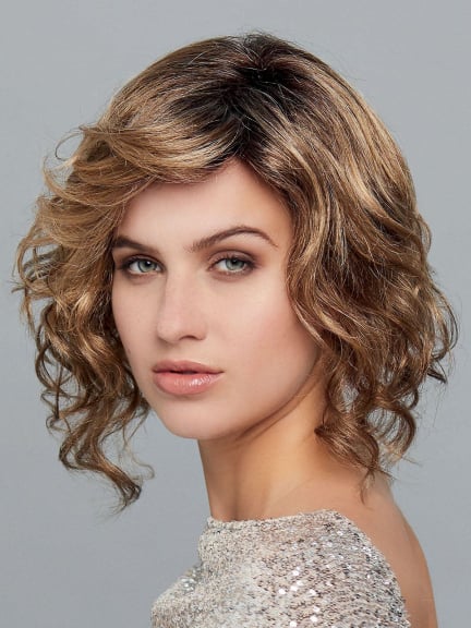 New Harper — carré plongeant wavy, texture naturelle en fibre synthétique