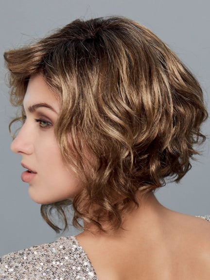 New Harper — carré plongeant wavy, texture naturelle en fibre synthétique