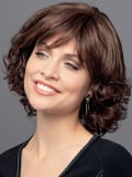 Perruque Chantal Mono Lace Moder'Hair : carré ondulé glamour, volume naturel, finition mono lace discrète