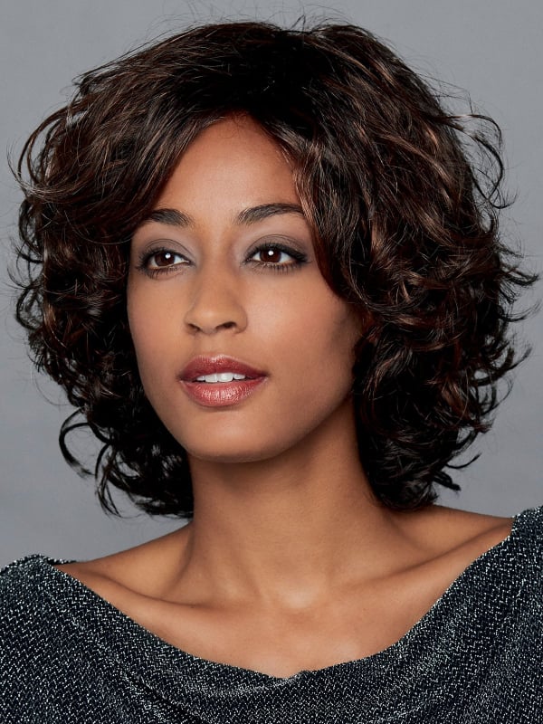 Perruque Iris Large Gisela Mayer : coupe au carré bouclée, volume naturel, boucles apprivoisées pour un style tendance et discre